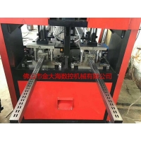  Automatic punching machine for shelves