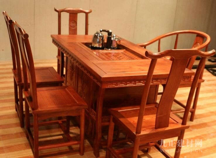 木餐桌上铺什么好：实木餐桌上铺什么好？实木餐桌需要铺桌布吗？