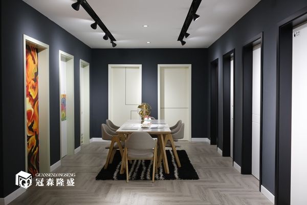 重庆冠森隆盛木门:木门展厅展示区 白色简约