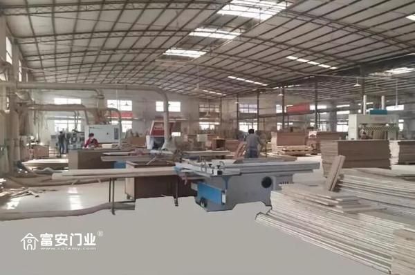 重庆富安木门:工厂内生产线