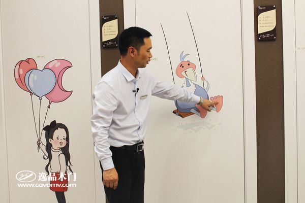 重庆逸品木门总经理郭云带领参观3d打印木门