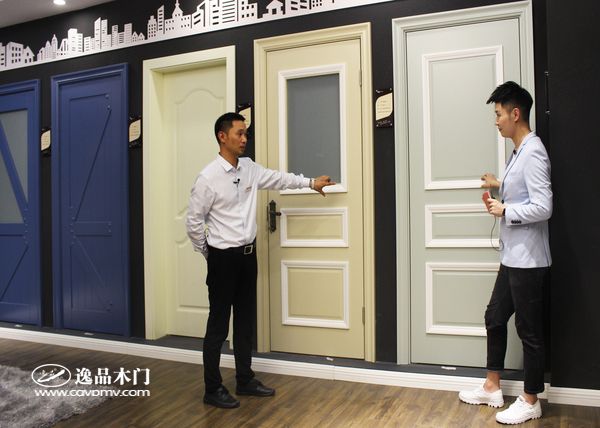 重庆逸品木门总经理郭云带领参观田园风格木门