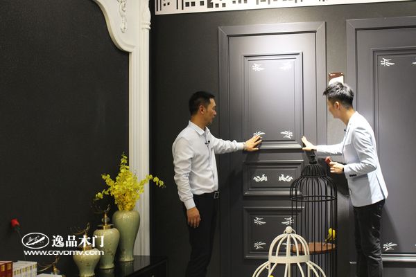 重庆逸品木门总经理郭云带领参观时尚风格木门