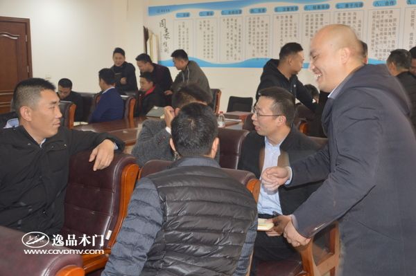 重庆逸品木门:培训终端销售技巧 销售人员热情讨论