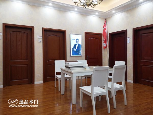 重庆逸品木门:湖北宜都专卖店内部深色木门展示
