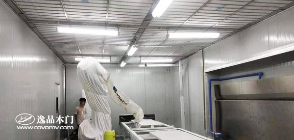 重庆逸品木门引进自动喷漆机器人 运作中