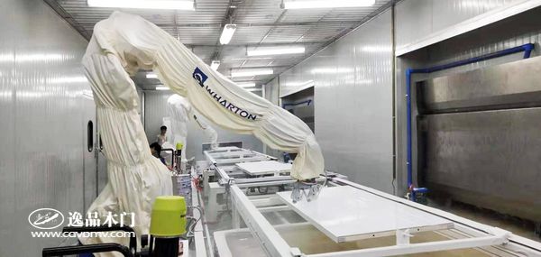 重庆逸品木门 自动喷漆机器人运作中