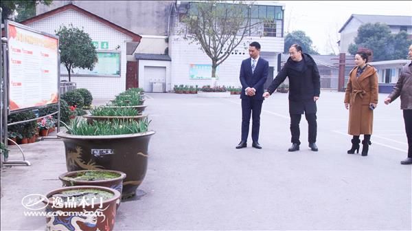 重庆逸品木门:部分领导前往复隆实验学校 参看公告栏