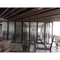 湛江辦公室鋁框吊軌玻璃隔斷墻設計