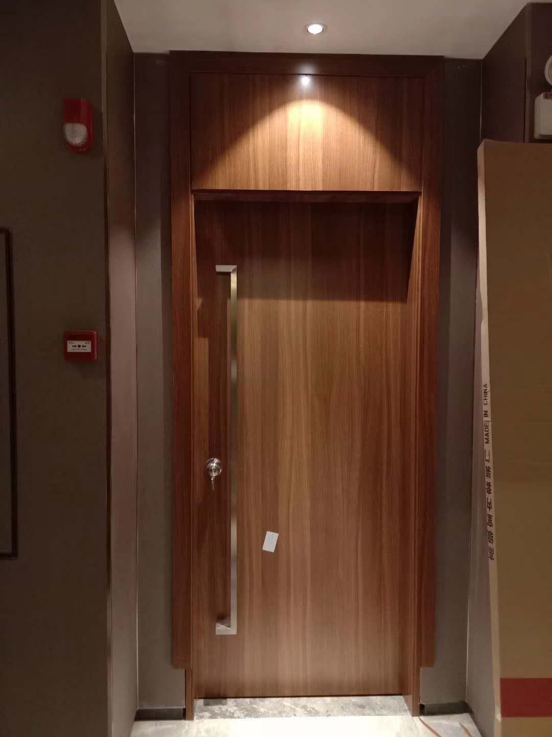 广东木门厂红海豚宾馆门酒店带气窗实木复合门